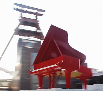 Der rote Konzertflügel vom Klavierfestival Ruhr unterwegs im Ruhrgebiet