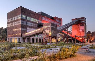 neues Ruhrmuseum in der ehemaligen Kohlewäsche auf Zeche Zollverein in der Abenddämmerung
